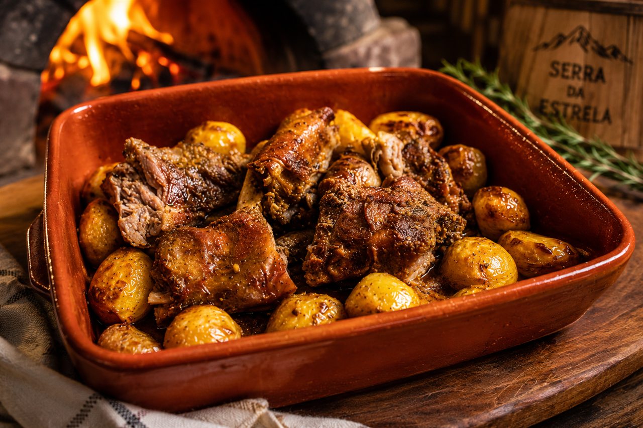 Cabrito assado em forno a lenha
